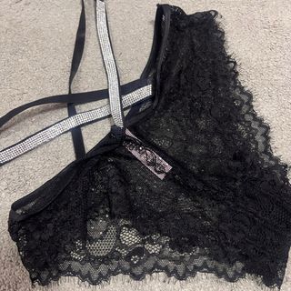 Brasileña negra de encaje con tiras de strass