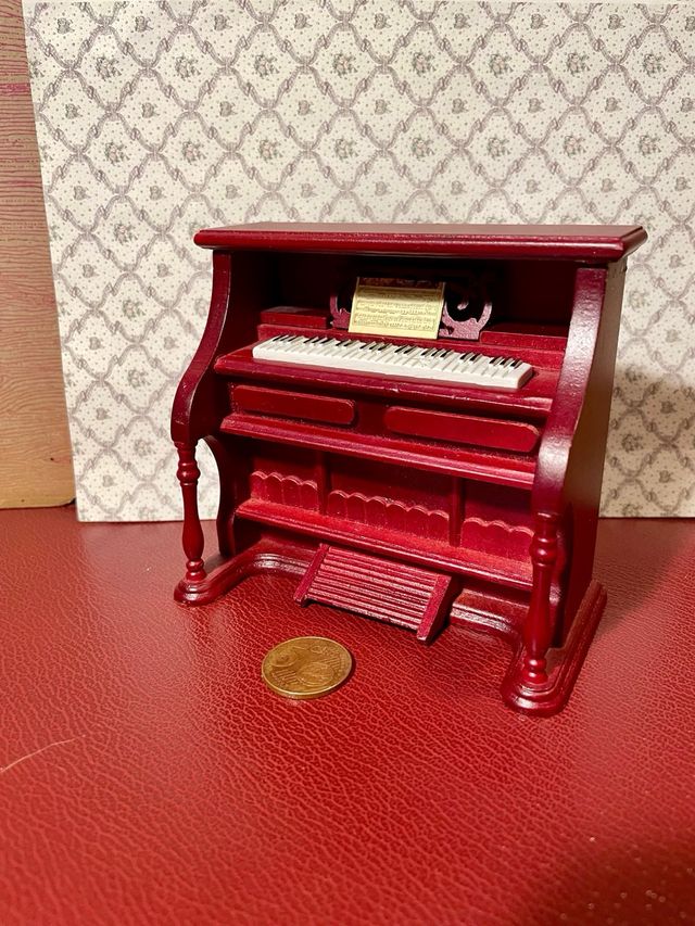 pianoforte con spartito miniatura