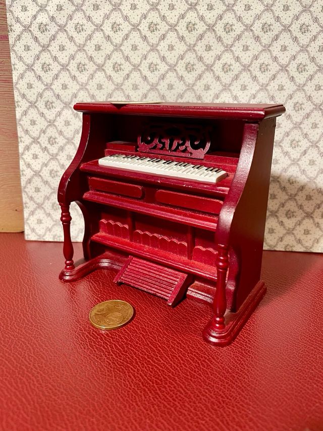 pianoforte con spartito miniatura