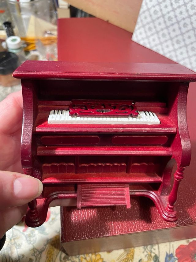 pianoforte con spartito miniatura