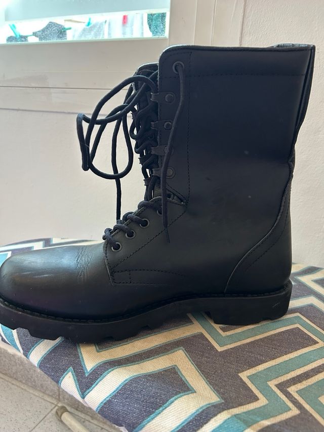 Botas negras hombre n 44 estrechas como un 42-43