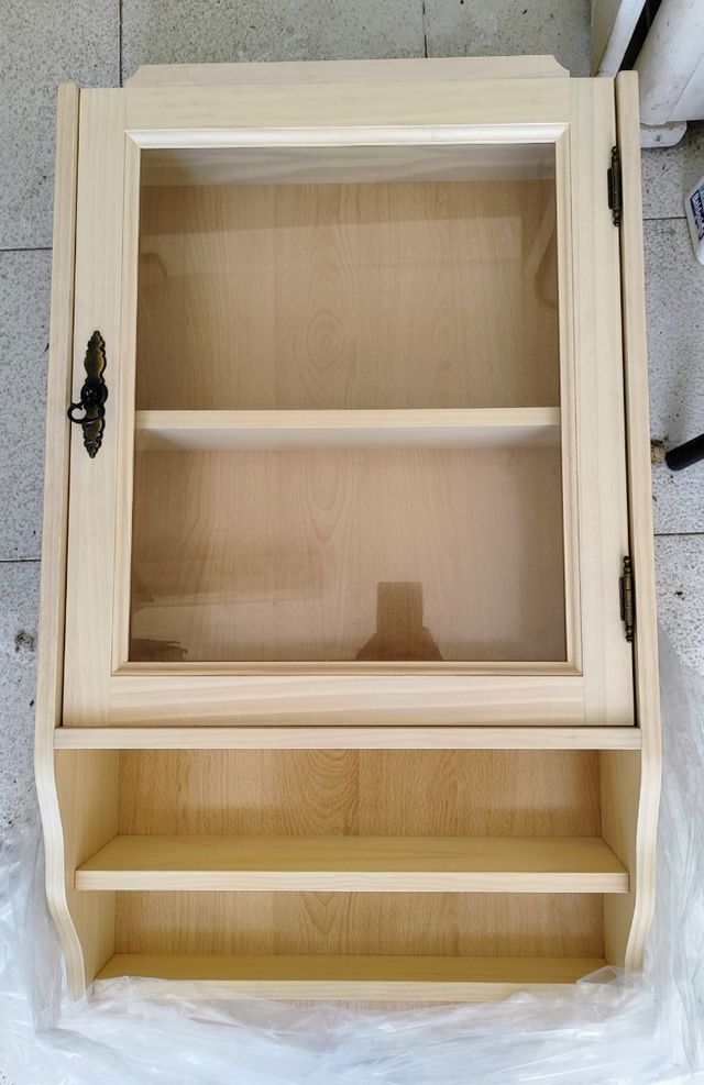 Mueble vitrina madera natural