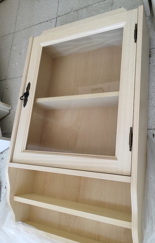 Mueble vitrina madera natural