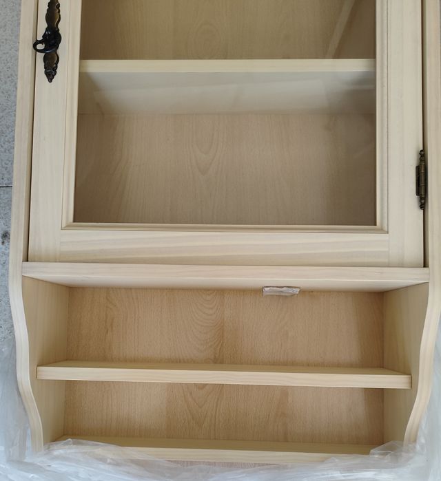 Mueble vitrina madera natural