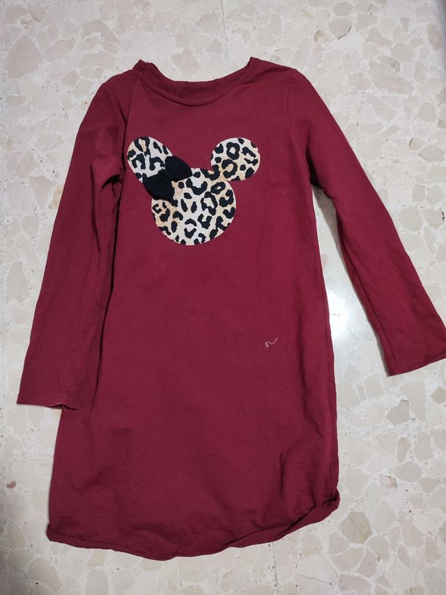 Vestido burdeos con símbolo Minnie 