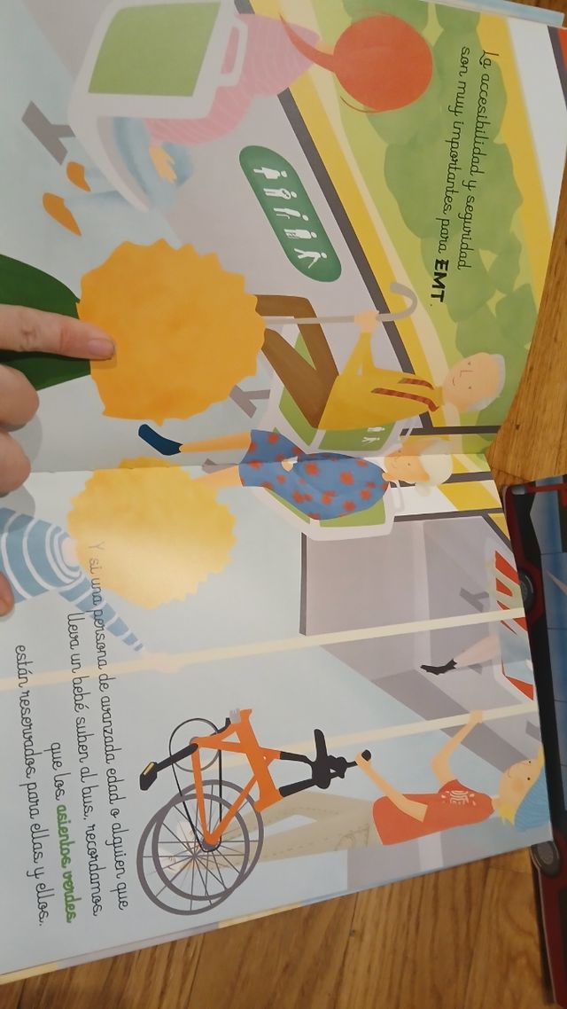 Libro didáctico sobre la EMT + autobús cartón