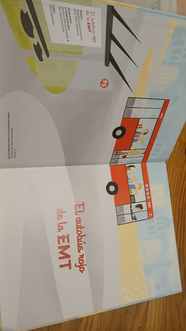 Libro didáctico sobre la EMT + autobús cartón
