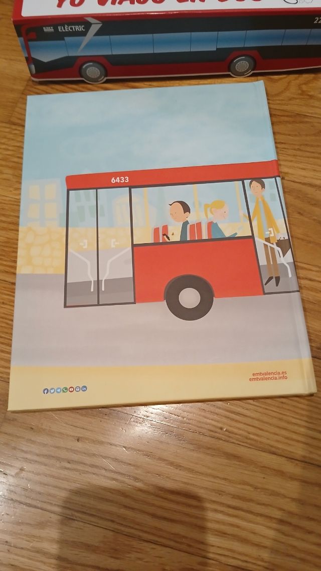Libro didáctico sobre la EMT + autobús cartón
