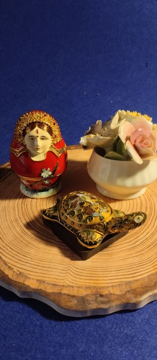 Figurine/scatole con decorazioni inglesi, cinesi e russe