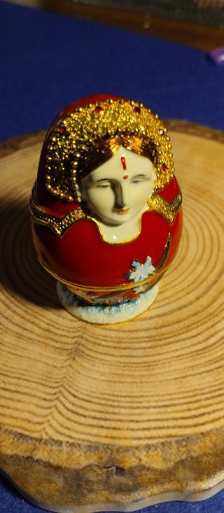 Figurine/scatole con decorazioni inglesi, cinesi e russe