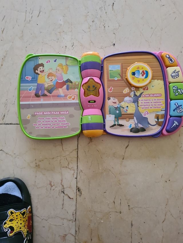 Libro con actividades y canciones