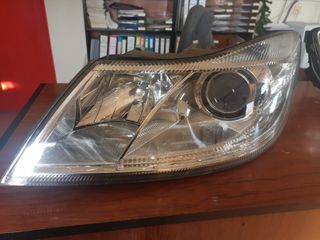 Faros xenón Octavia 2011