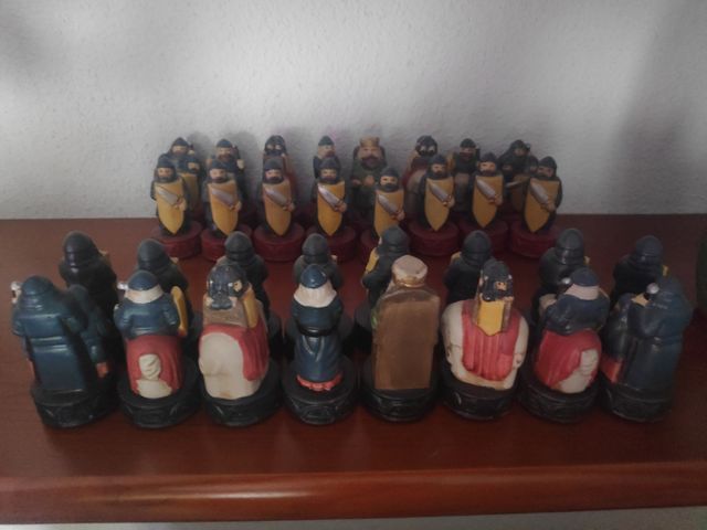 LOTE 2 JUEGOS DE AJEDREZ DECORATIVOS