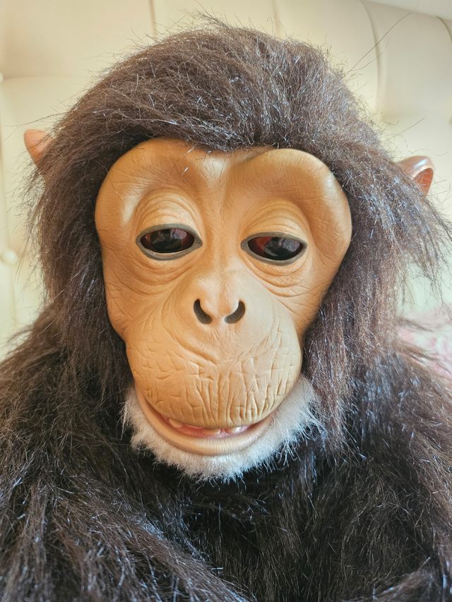 Muñeco chimpancé realista