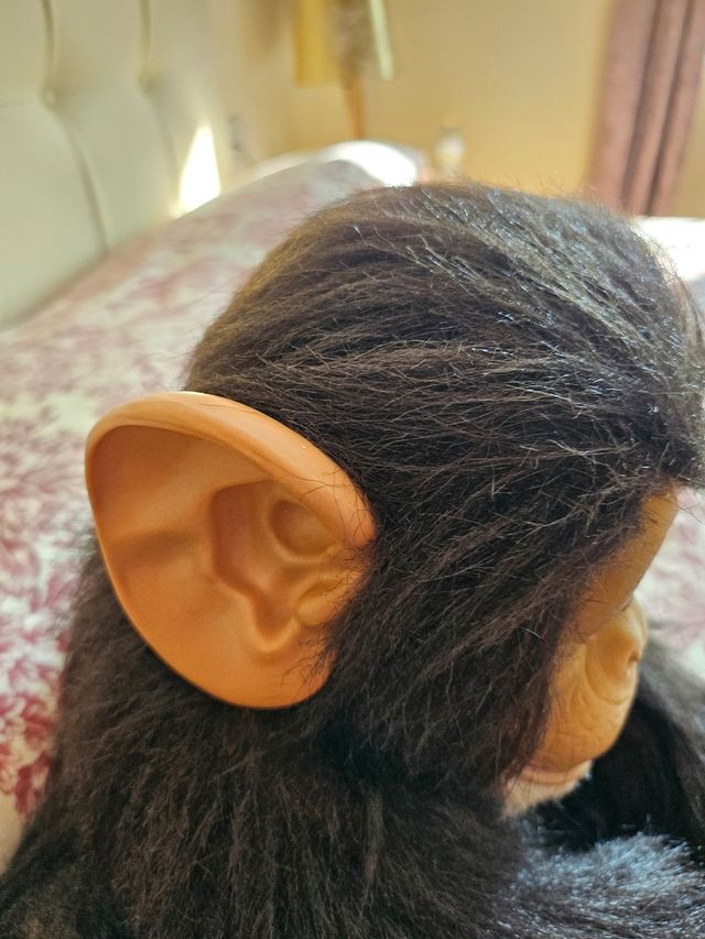 Muñeco chimpancé realista