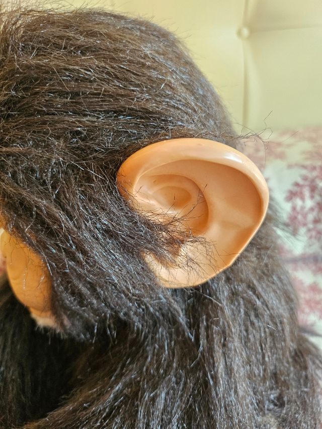 Muñeco chimpancé realista