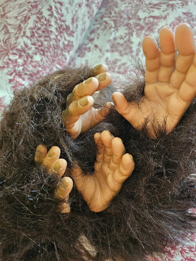 Muñeco chimpancé realista