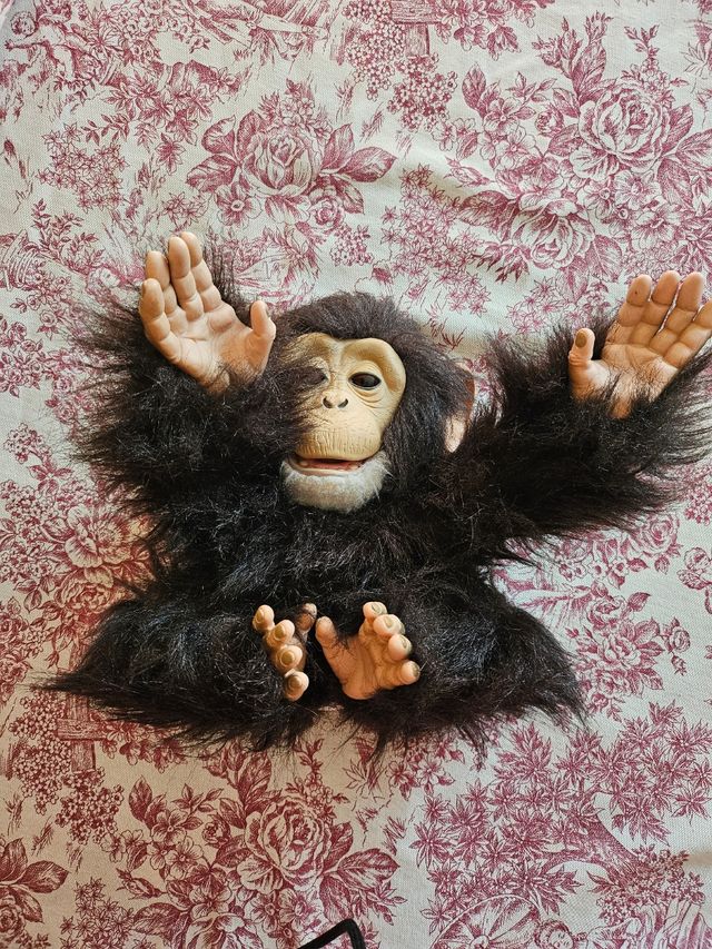 Muñeco chimpancé realista