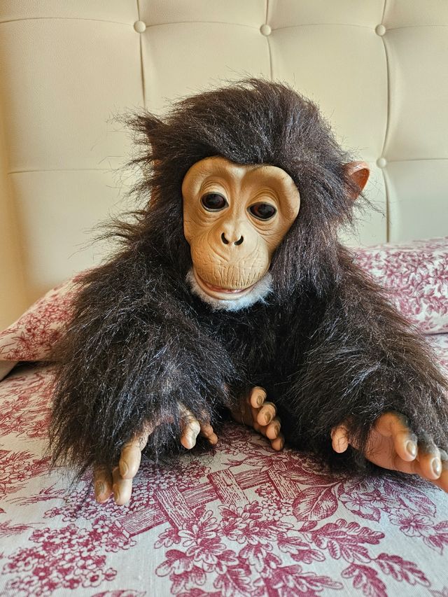 Muñeco chimpancé realista