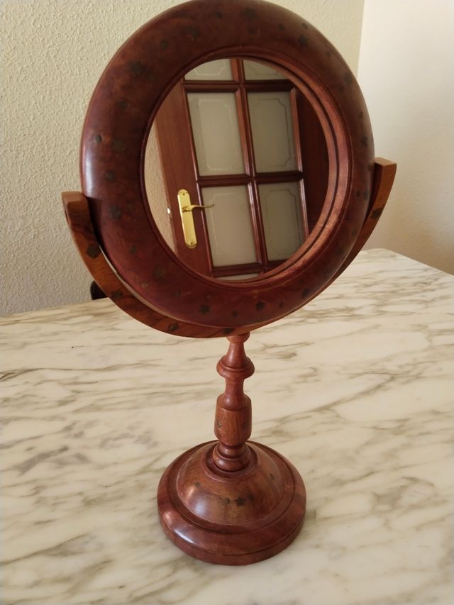 Pie de madera con espejo giratorio