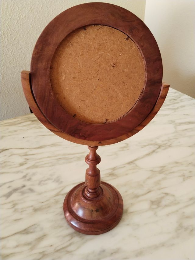 Pie de madera con espejo giratorio