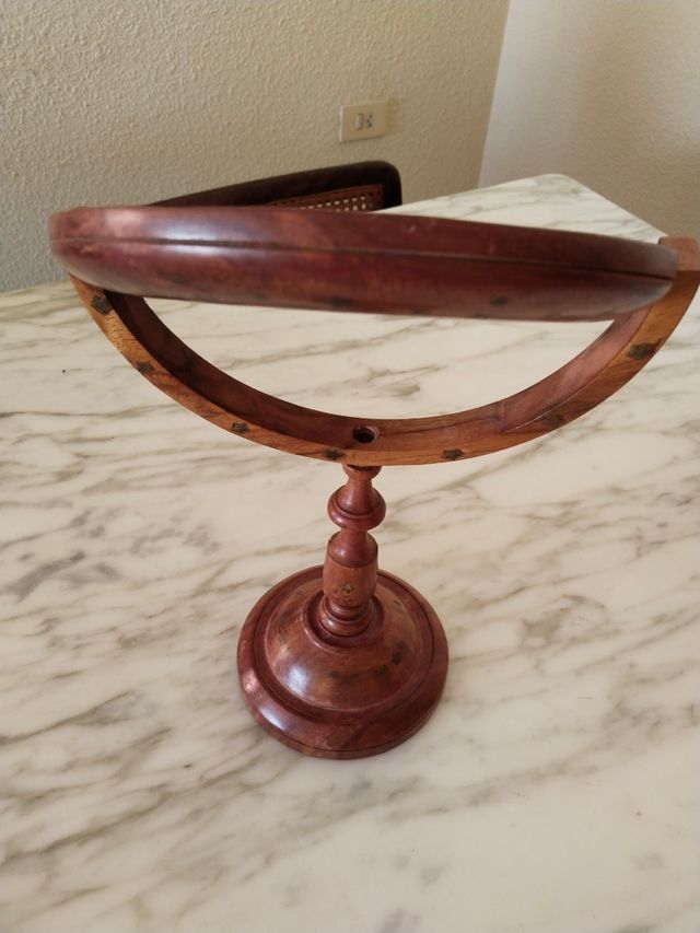 Pie de madera con espejo giratorio