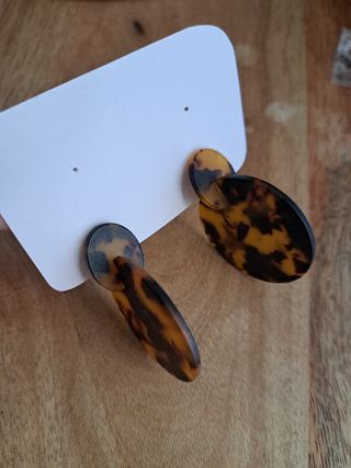 Pendientes con estampado de carey