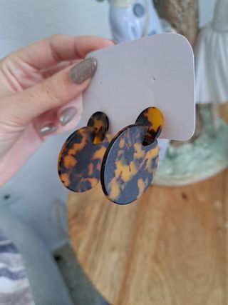 Pendientes con estampado de carey