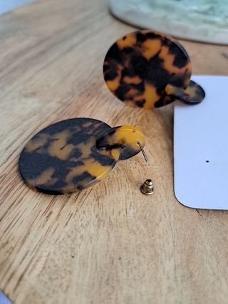 Pendientes con estampado de carey