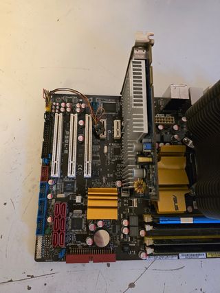 PC cpu Intel Q6600 gpu AMD HD 2400XT ram 6Gb
