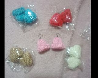 LOTE 5 PARES PENDIENTES GORRO COLORES DE LANA