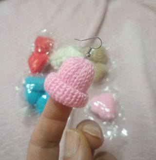 LOTE 5 PARES PENDIENTES GORRO COLORES DE LANA