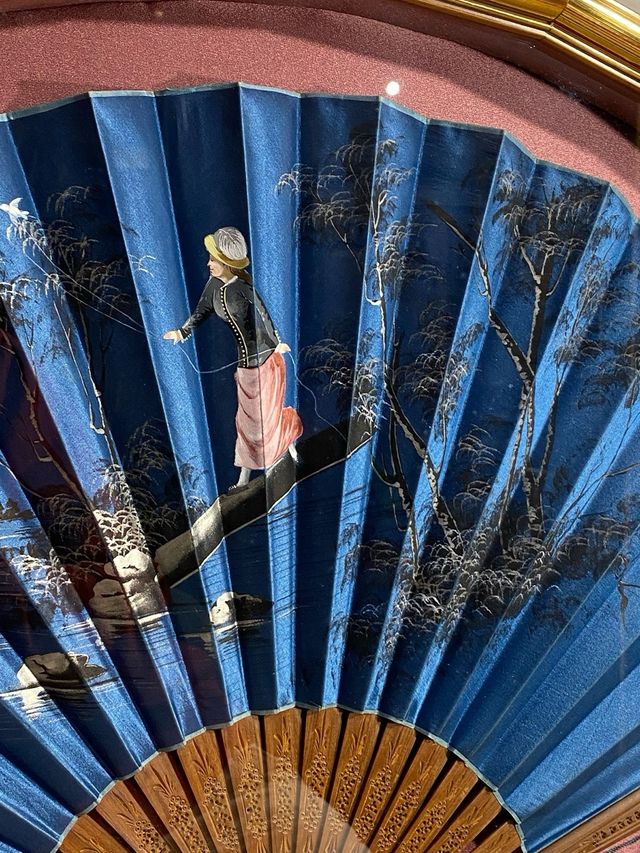 Abanico antiguo de seda pintada