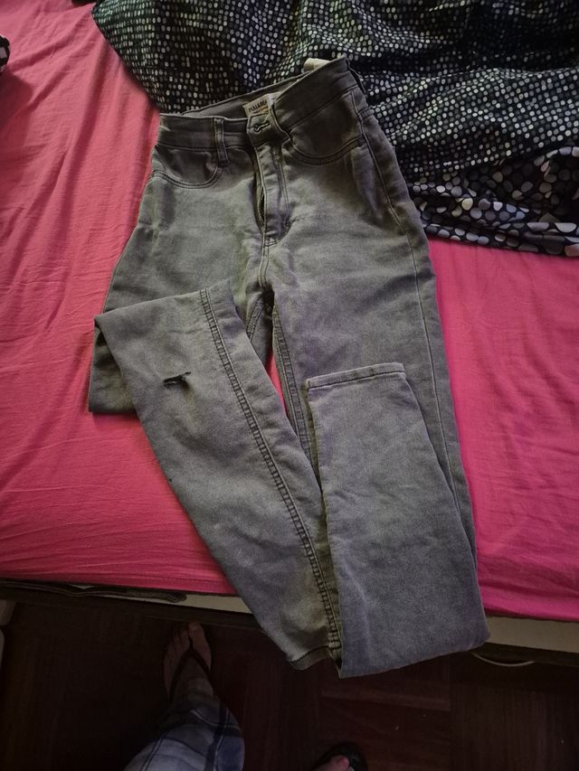 Pantalón pull&bear gris