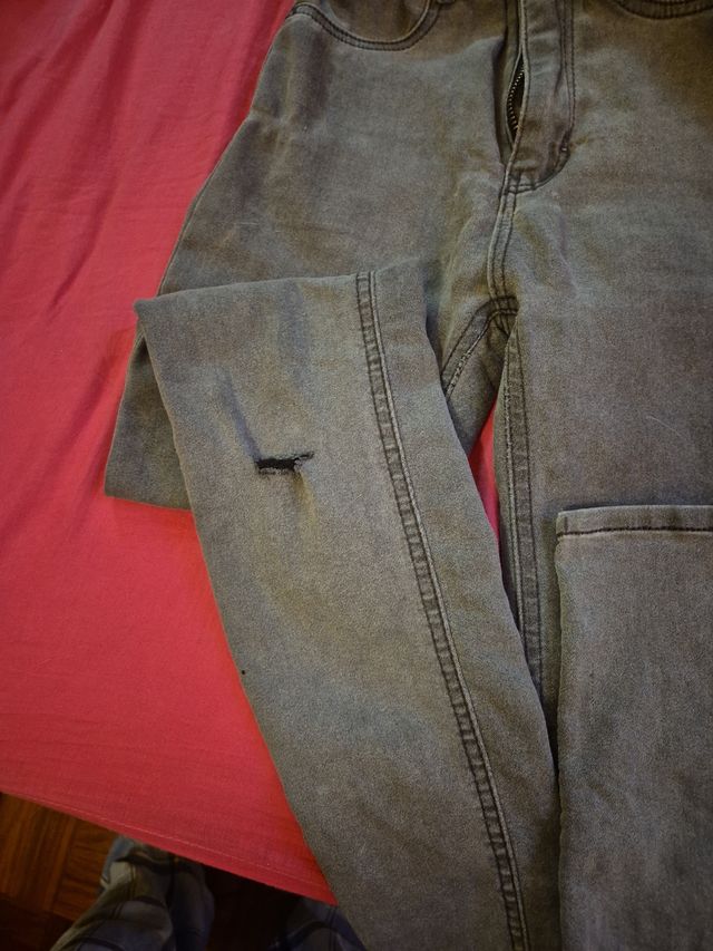 Pantalón pull&bear gris