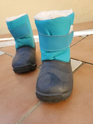 BOTAS NIEVE BEBE QUECHUA Y GAFAS SOL 