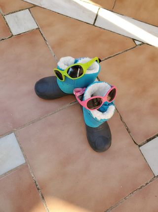 BOTAS NIEVE BEBE QUECHUA Y GAFAS SOL 