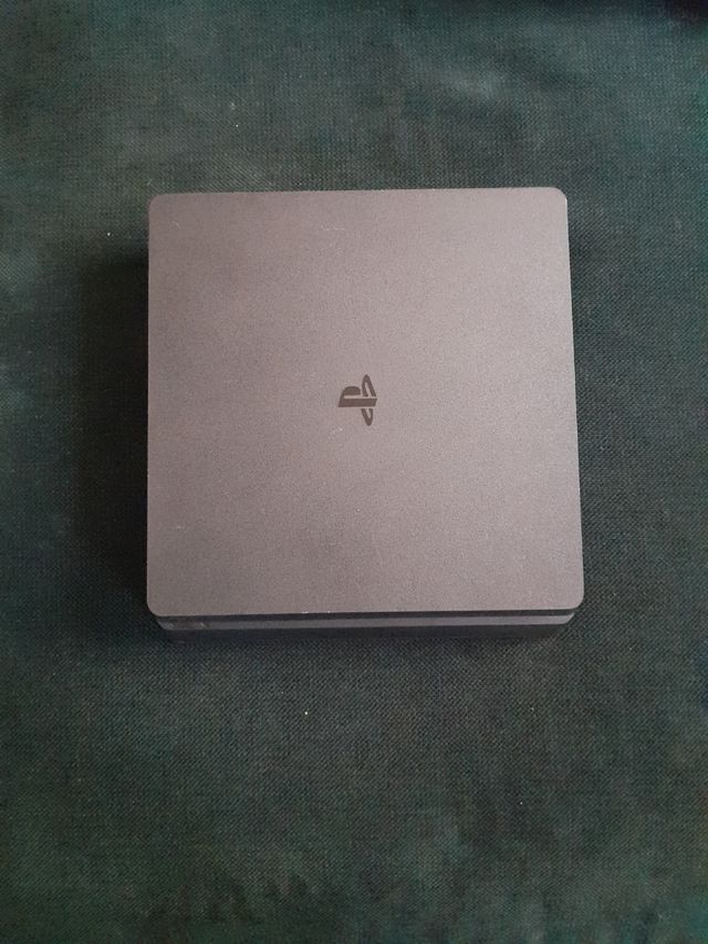 PlayStation 4. 1 TB. Con dos mandos y un cargador