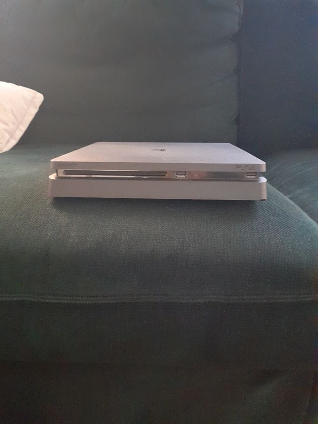 PlayStation 4. 1 TB. Con dos mandos y un cargador