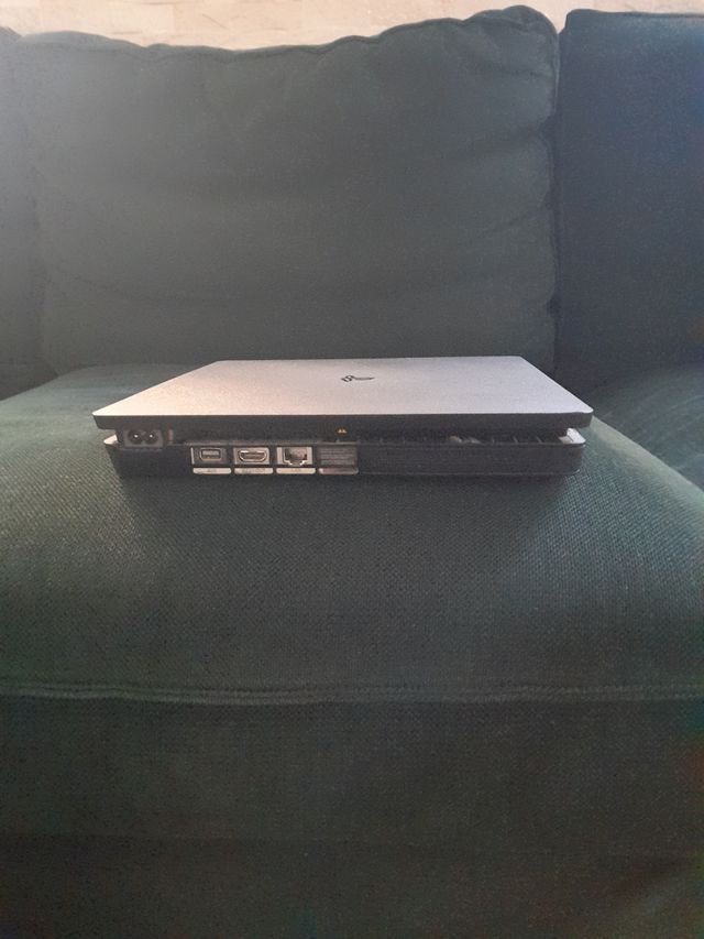 PlayStation 4. 1 TB. Con dos mandos y un cargador