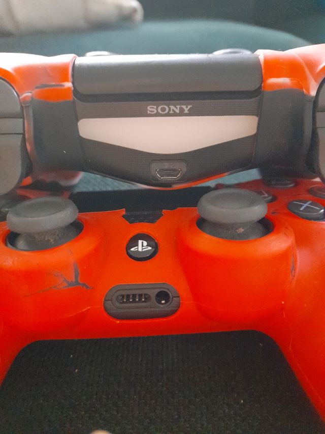 PlayStation 4. 1 TB. Con dos mandos y un cargador