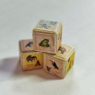 Accesorios casa muñecas: cubos con letras