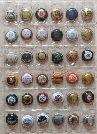 Lote de chapas de 36 de cava y champagne.