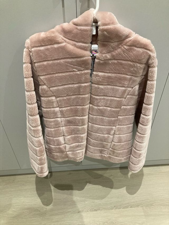 Chaqueta rosa con capucha