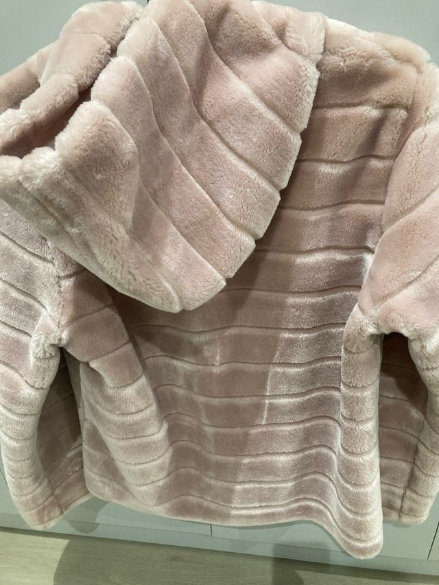 Chaqueta rosa con capucha