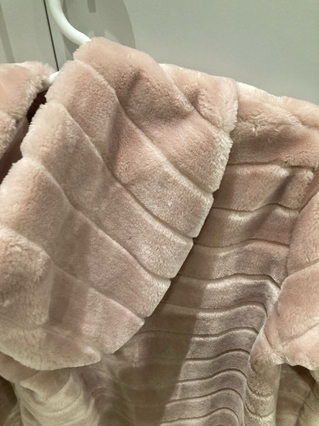 Chaqueta rosa con capucha