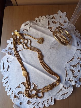 COLLAR Y PULSERAS DORADOS