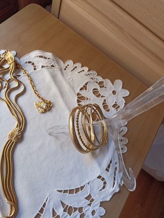 COLLAR Y PULSERAS DORADOS