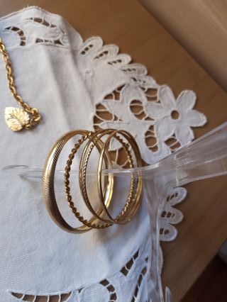 COLLAR Y PULSERAS DORADOS