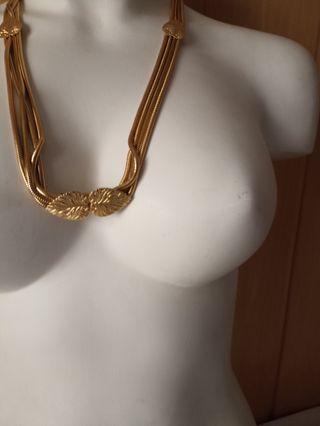 COLLAR Y PULSERAS DORADOS